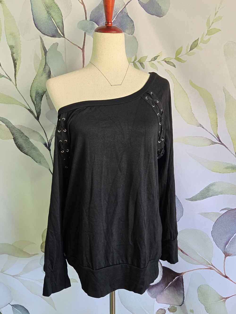 Edgy One-Shoulder Lace-Up Sweatshirt in Black sz M